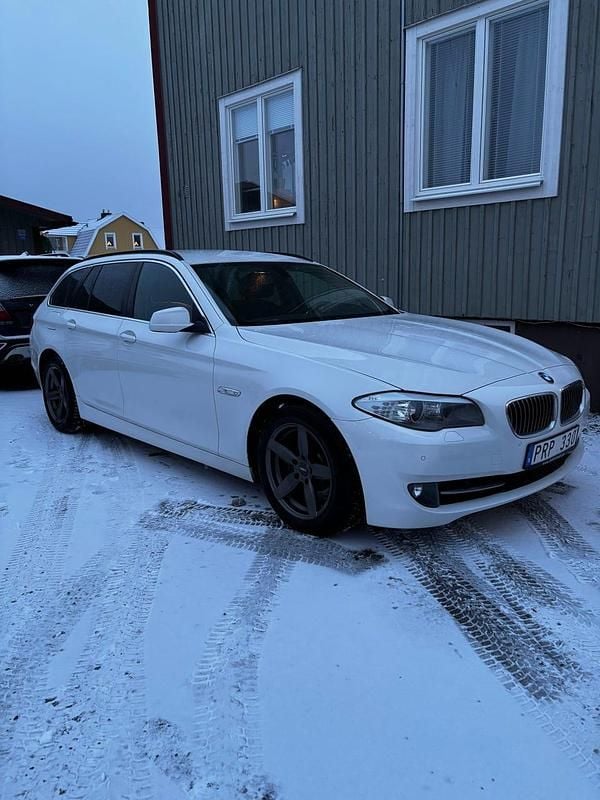 Begagnad 2013 BMW 525 Kombi | 135 000 kr (Marknadspris) - Bild 1/4