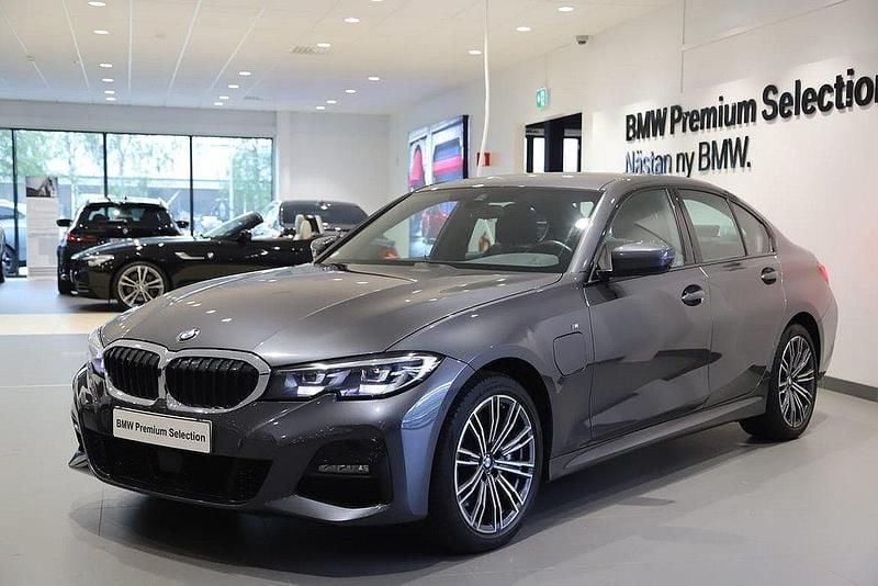 Grå Begagnad 2020 BMW 330e M Sport Sedan | 369 000 kr (Marknadspris) - Bild 1/2