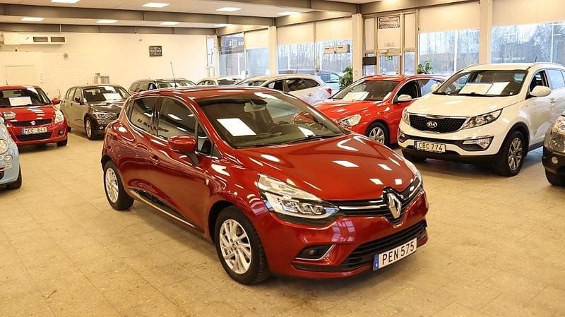 Röd Begagnad 2018 Renault Clio IV Intens Halvkombi | 64 900 kr (Bra pris) - Bild 1/4
