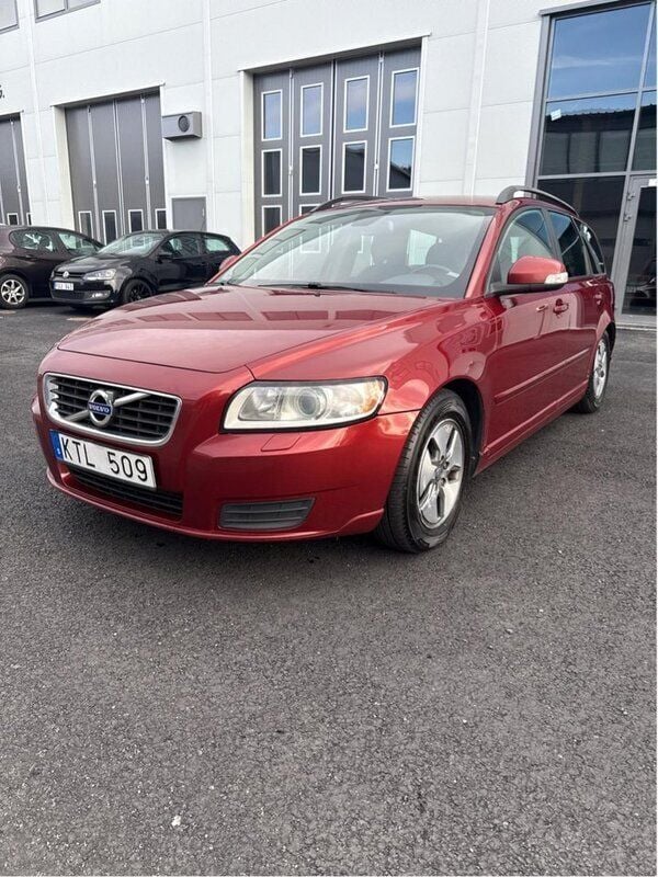 Röd Begagnad 2011 Volvo V50 Kinetic Kombi | 27 990 kr (Marknadspris) - Bild 1/4