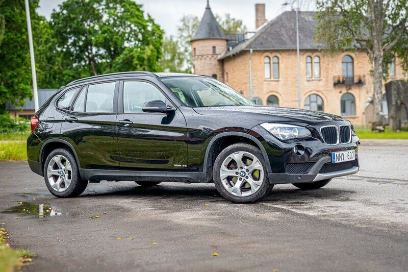 Svart Begagnad 2013 BMW X1 SUV | 132 000 kr (Marknadspris) - Bild 1/4