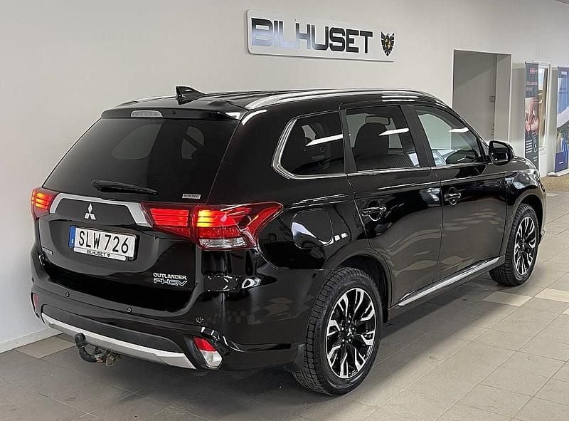 Begagnad Mitsubishi Outlander P-HEV 121 HK (88 kW) 2017 Svart SUV