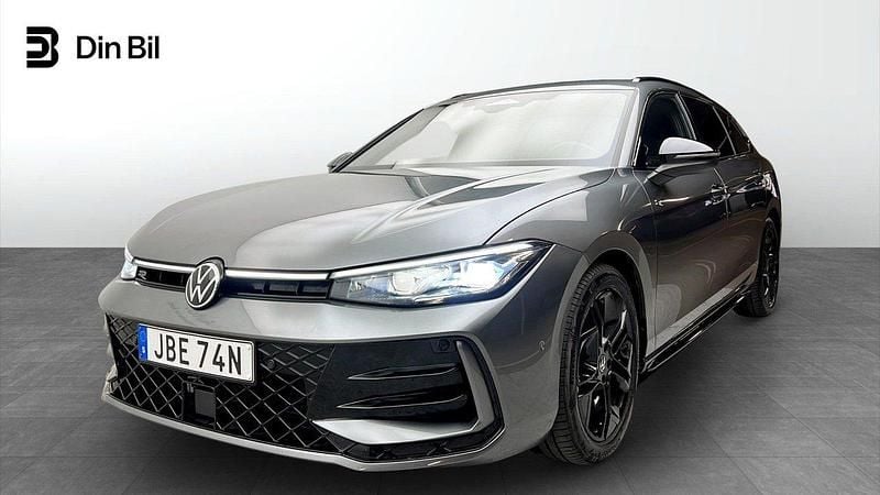 Mörkgrå Begagnad 2025 VW Passat R-line SUV | 479 900 kr - Bild 1/4