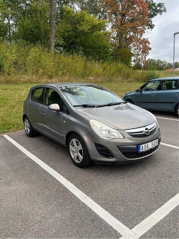 Brun Begagnad 2011 Opel Corsa Enjoy Halvkombi | 49 000 kr (Marknadspris) - Bild 1/3