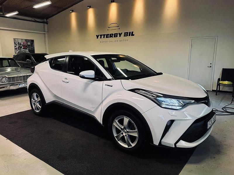 Vit Begagnad 2021 Toyota C-HR Active SUV | 199 900 kr (Marknadspris) - Bild 1/4