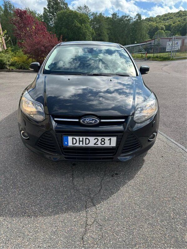 Svart Begagnad 2013 Ford Focus Titanium Halvkombi | 35 000 kr (Bra pris) - Bild 1/4