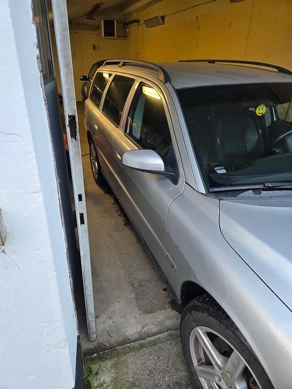 Silver Begagnad 2006 Volvo V70 Kombi | 21 500 kr (Bra pris) - Bild 1/4