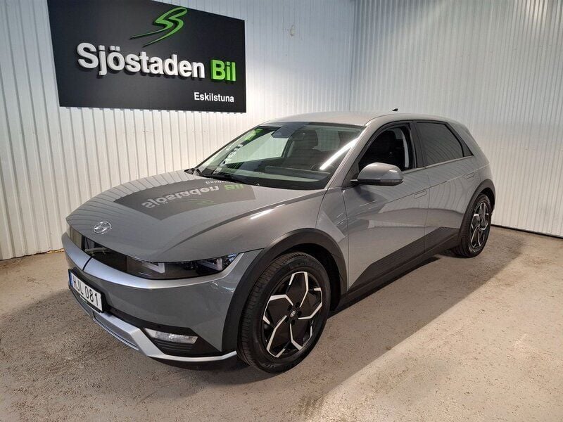 Grå Begagnad 2021 Hyundai Ioniq 5 Essential SUV | 299 900 kr (Dyr) - Bild 1/4