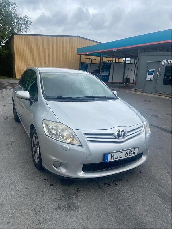 Silver Begagnad 2011 Toyota Auris Plus Halvkombi | 30 000 kr (Marknadspris) - Bild 1/4