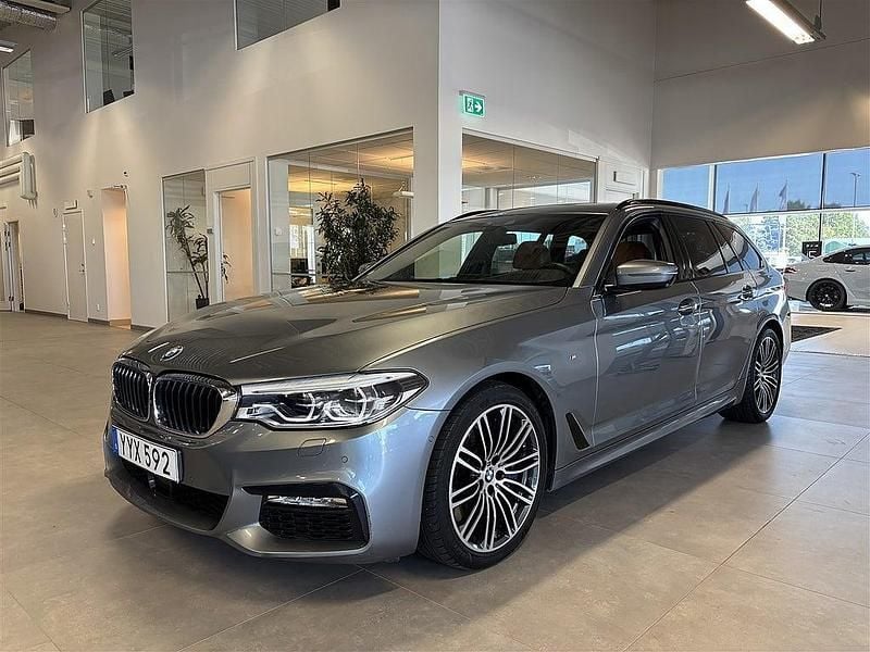 Blå (bluestone metallic) Begagnad 2017 BMW 540 M Sport Kombi | 419 800 kr (Lite dyr) - Bild 1/4