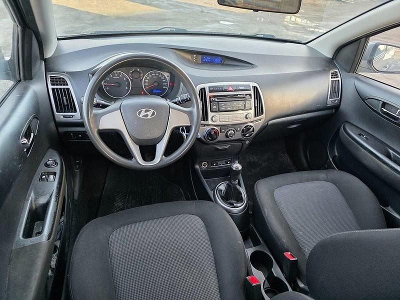 Begagnad Hyundai i20 Select 84 HK (61 kW) 2013 Grå Halvkombi