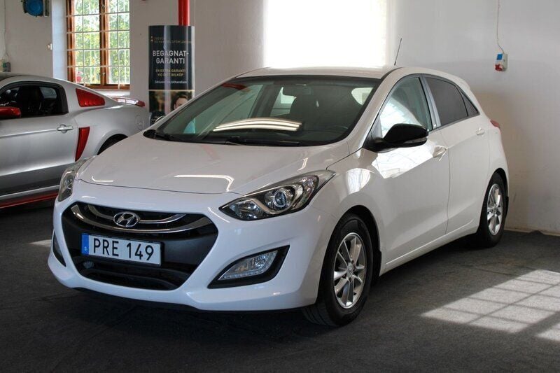 Vit Begagnad 2014 Hyundai i30 Premium Halvkombi | 99 900 kr (Lite dyr) - Bild 1/4