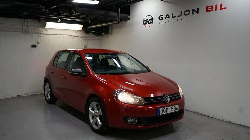 Röd Begagnad 2009 VW Golf VI Halvkombi | 48 000 kr (Marknadspris) - Bild 1/4