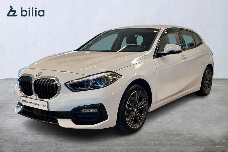 Vit Begagnad 2022 BMW 118 Sport Line Halvkombi | 239 000 kr (Marknadspris) - Bild 1/4