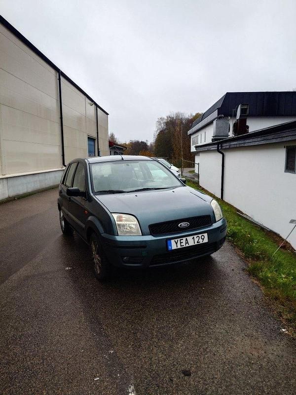 Grön Begagnad 2003 Ford Fusion Halvkombi | 11 000 kr (Bra pris) - Bild 1/4