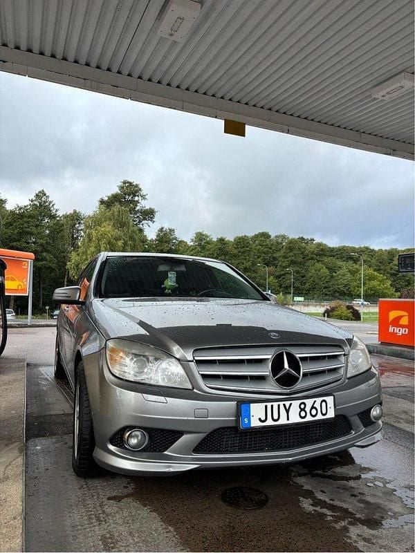 Grå Begagnad 2009 Mercedes C220 Avantgarde Sedan | 70 000 kr (Marknadspris) - Bild 1/4