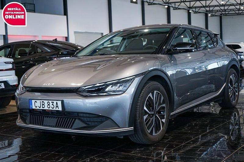Grå Begagnad 2022 Kia EV6 Plus SUV | 389 898 kr (Marknadspris) - Bild 1/4