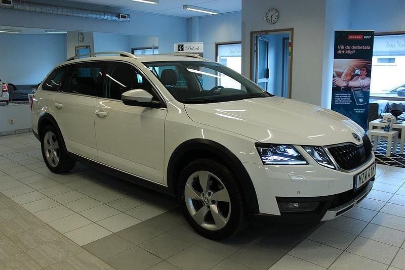 Vit Begagnad 2019 Skoda Octavia Scout Kombi | 209 900 kr (Marknadspris) - Bild 1/4