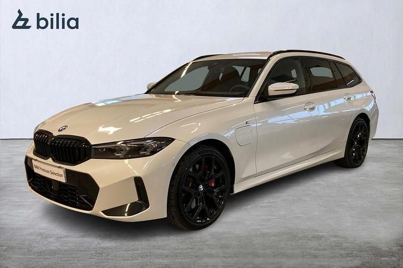 Vit Begagnad 2025 BMW 330 M Sport Kombi | 549 000 kr - Bild 1/4