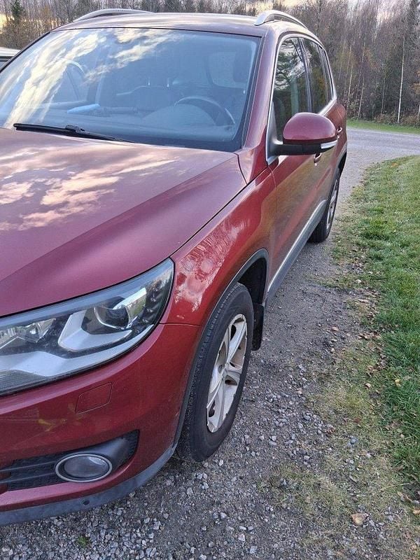 Röd Begagnad 2012 VW Tiguan Sportline SUV | 70 000 kr (Bra pris) - Bild 1/4