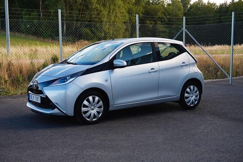 Silver Begagnad 2016 Toyota Aygo X-play Halvkombi | 74 900 kr (Marknadspris) - Bild 1/4