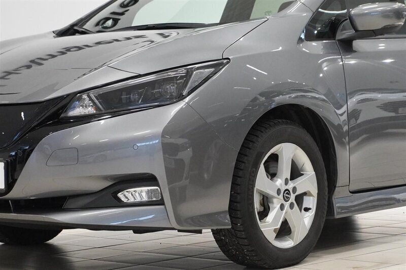Begagnad Nissan Leaf Acenta 160 kW (218 HK) 2023 Grå/silver Halvkombi