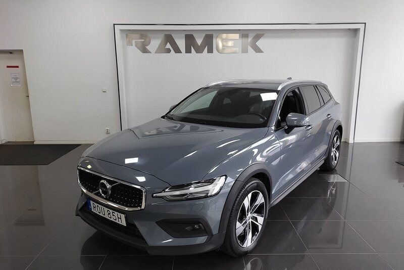 Grå Begagnad 2022 Volvo V60 CC Momentum Kombi | 309 000 kr (Bra pris) - Bild 1/4