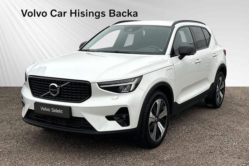 Vit Begagnad 2023 Volvo XC40 Plus SUV | 399 900 kr (Marknadspris) - Bild 1/2