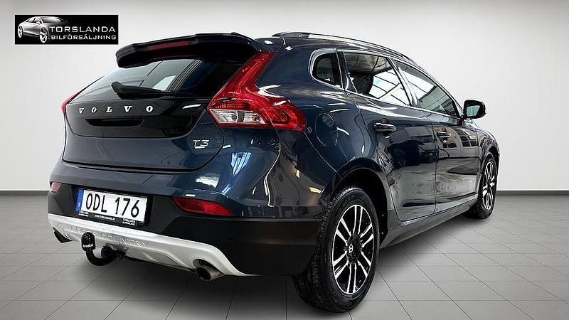 Begagnad Volvo V40 Momentum 152 HK (111 kW) 2016 Mörkblå Halvkombi
