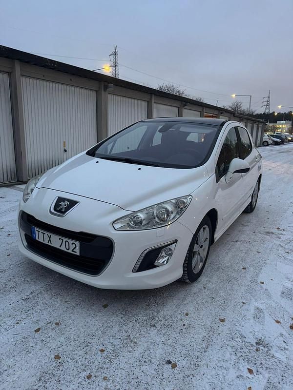 Vit Begagnad 2012 Peugeot 308 Halvkombi | 54 000 kr (Marknadspris) - Bild 1/4
