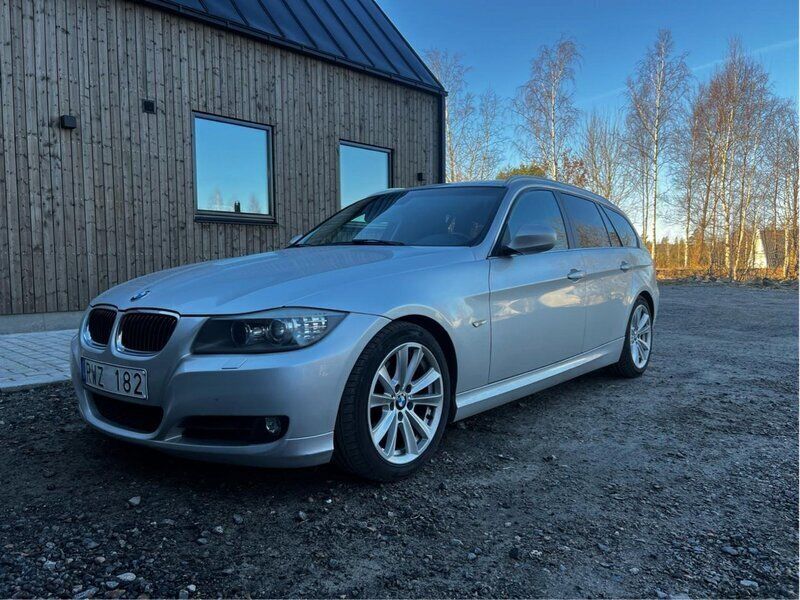 Grå Begagnad 2011 BMW 325 Comfort Edition Kombi | 76 000 kr (Lite dyr) - Bild 1/4