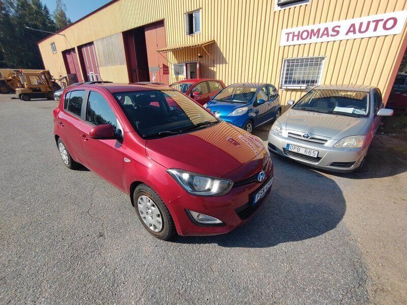 Röd Begagnad 2015 Hyundai i20 Select Halvkombi | 69 000 kr (Marknadspris) - Bild 1/4