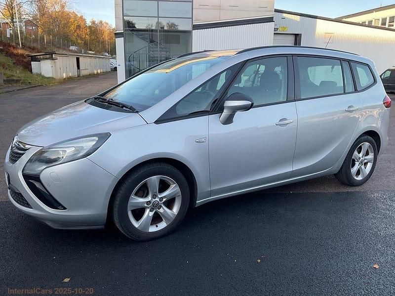 Grå Begagnad 2013 Opel Zafira Tourer Minibuss | 49 999 kr (Marknadspris) - Bild 1/4