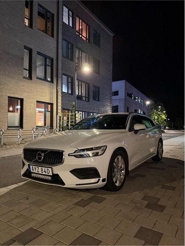 Vit Begagnad 2020 Volvo V60 Momentum Kombi | 192 900 kr (Marknadspris) - Bild 1/4
