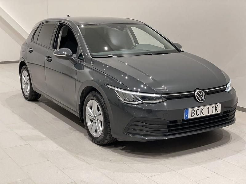 Grå Begagnad 2021 VW Golf VIII Halvkombi | 209 900 kr (Marknadspris) - Bild 1/4