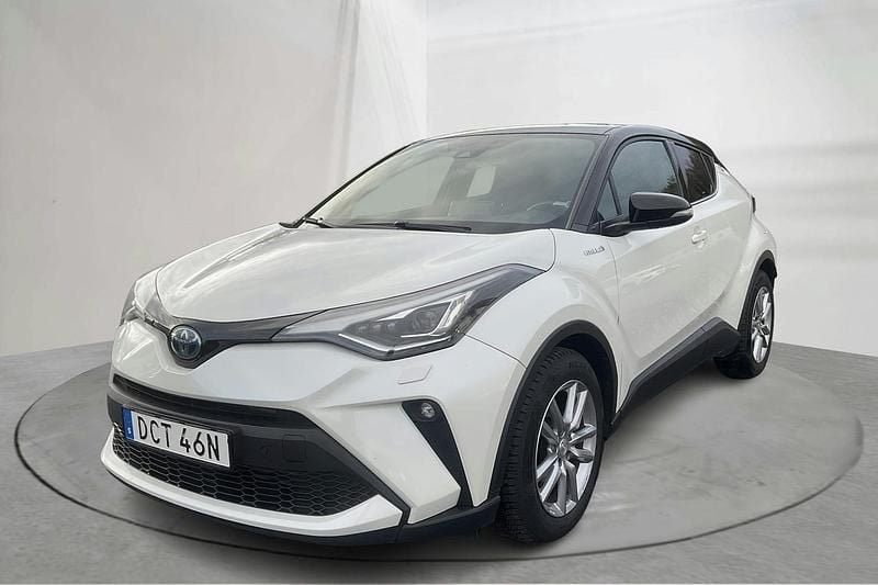 Vit Begagnad 2021 Toyota C-HR Edition SUV | 264 800 kr (Marknadspris) - Bild 1/4