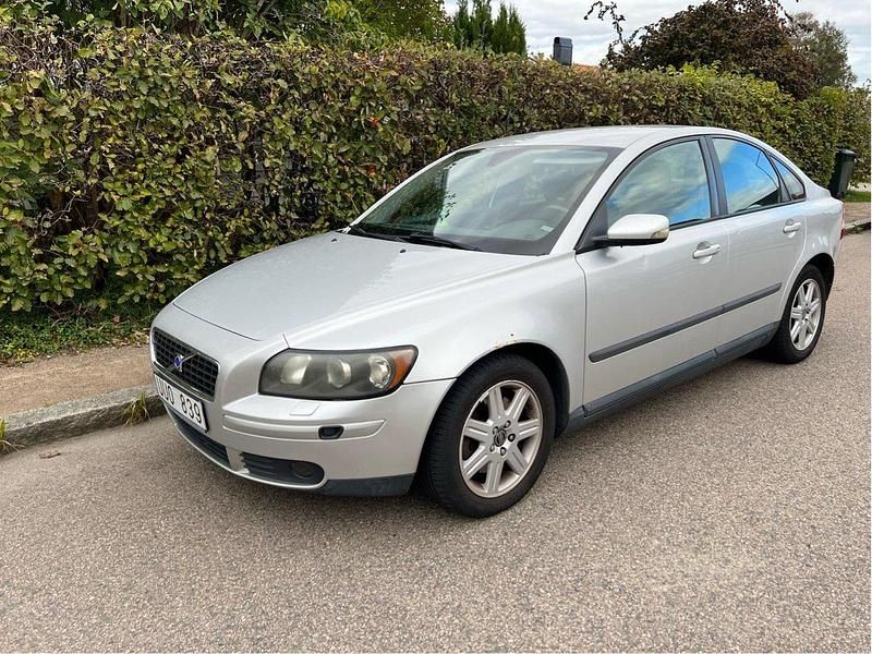 Grå Begagnad 2004 Volvo S40 Sedan | 18 000 kr (Superpris) - Bild 1/3