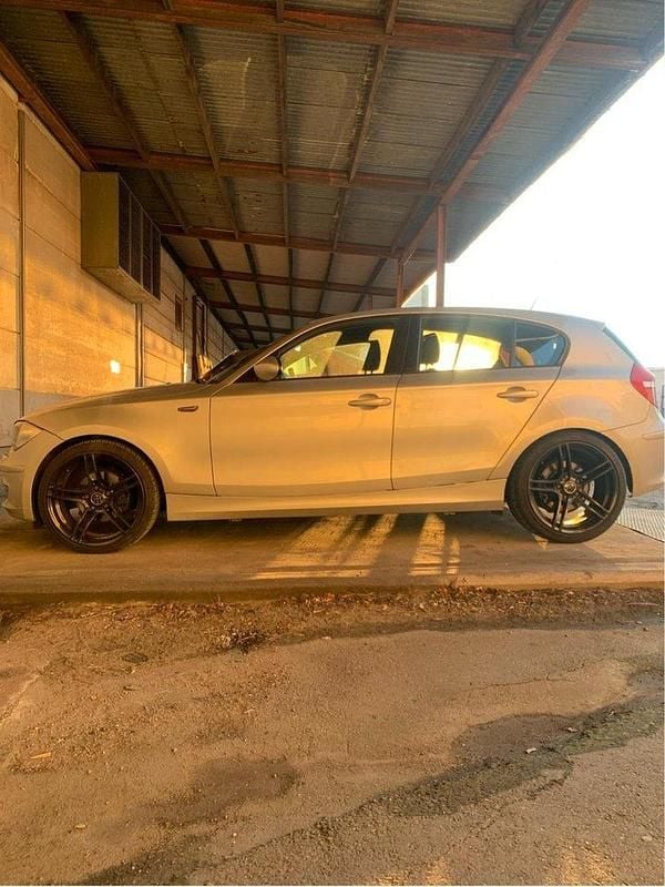 Grå Begagnad 2009 BMW 120 Halvkombi | 55 000 kr (Bra pris) - Bild 1/2