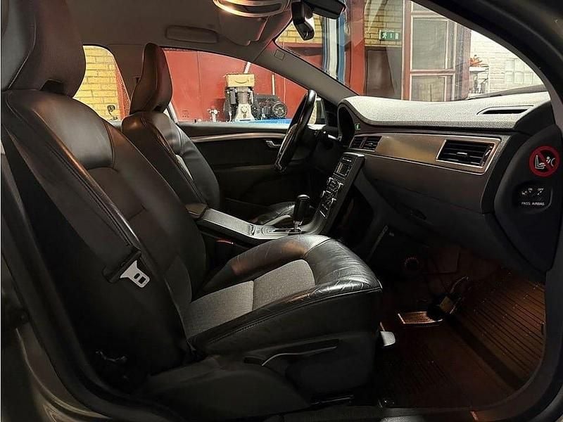 Begagnad Volvo V70 Momentum 231 HK (169 kW) 2010 Grön Kombi