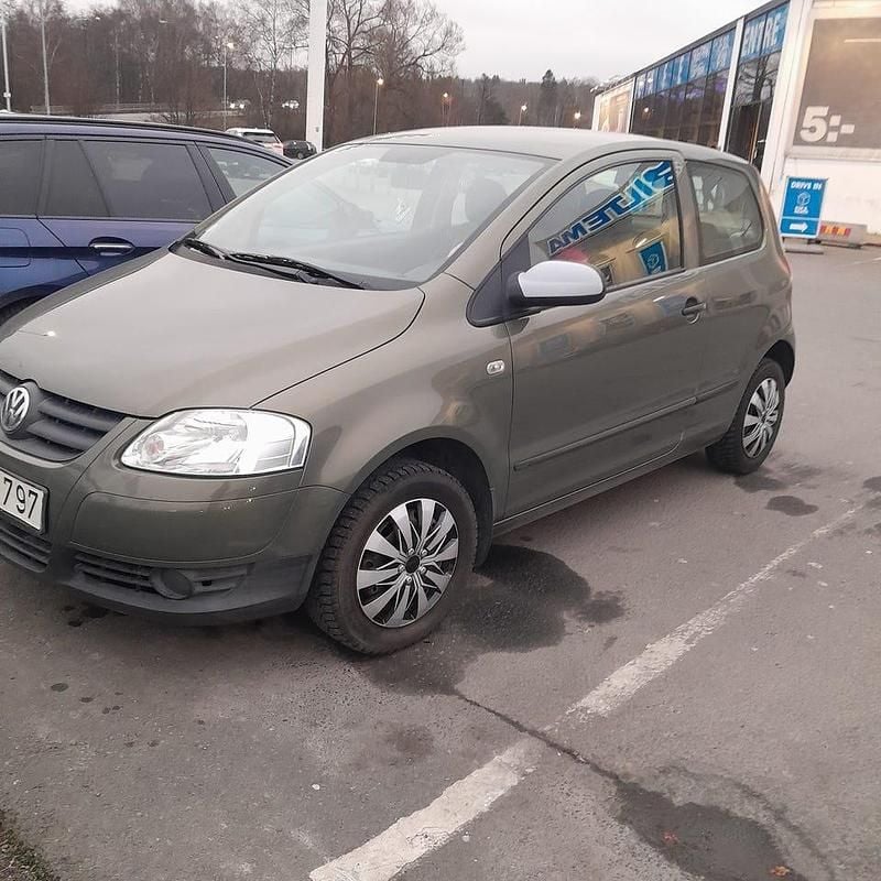 Ljusgrön metallic Begagnad 2007 VW Fox Halvkombi | 30 500 kr - Bild 1/4