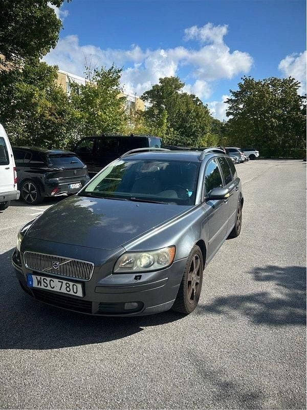 Grå Begagnad 2005 Volvo V50 Kinetic Kombi | 26 000 kr (Bra pris) - Bild 1/4