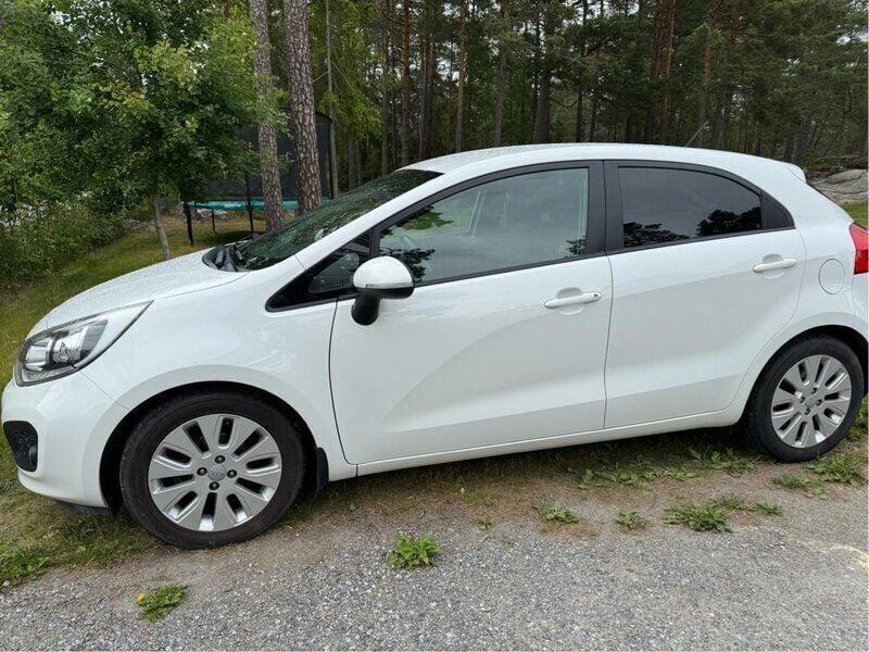 Vit Begagnad 2014 Kia Rio Halvkombi | 65 000 kr (Bra pris) - Bild 1/4