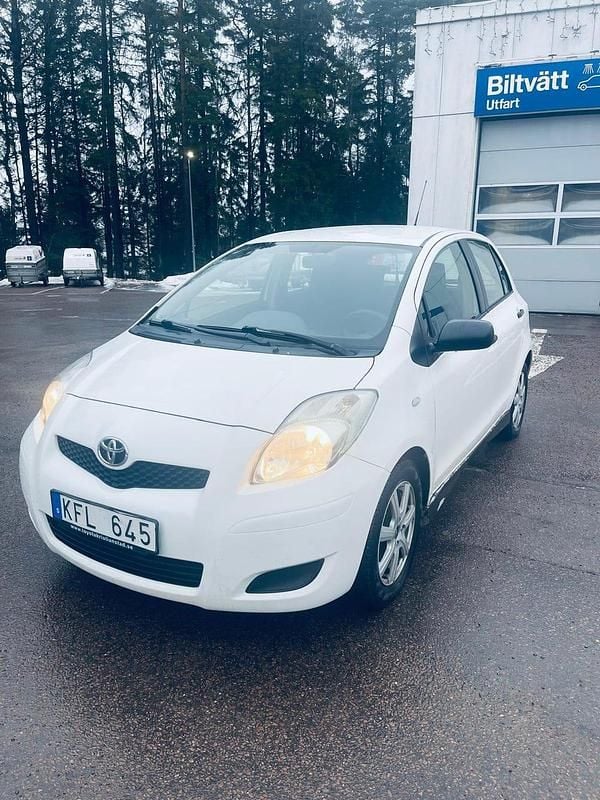 Begagnad 2010 Toyota Yaris Halvkombi | 31 000 kr (Marknadspris) - Bild 1/4