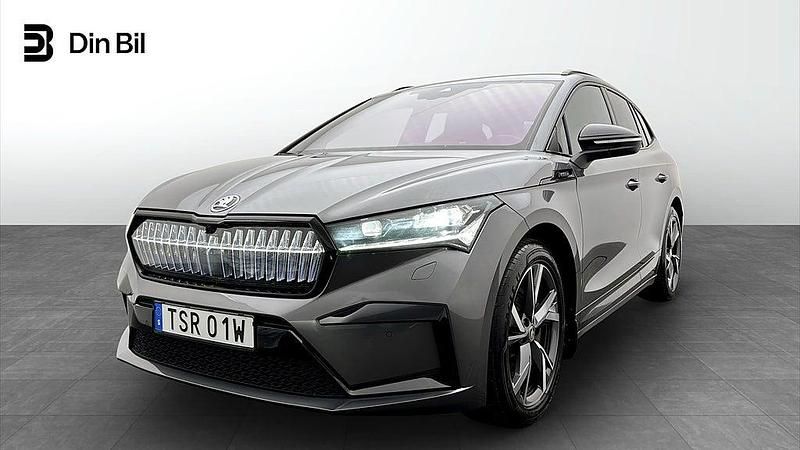 Grå Begagnad 2023 Skoda Enyaq iV SportLine SUV | 439 900 kr (Marknadspris) - Bild 1/4