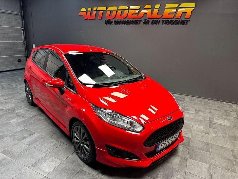 Röd Begagnad 2017 Ford Fiesta ST-Line Halvkombi | 89 900 kr (Marknadspris) - Bild 1/4