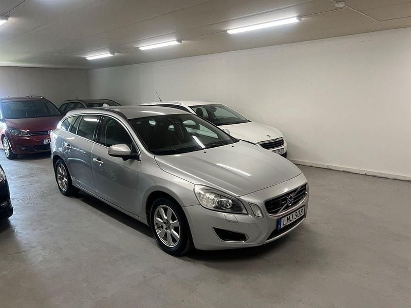 Ljusgrå (grå) Begagnad 2012 Volvo V60 Momentum Kombi | 44 900 kr (Bra pris) - Bild 1/4