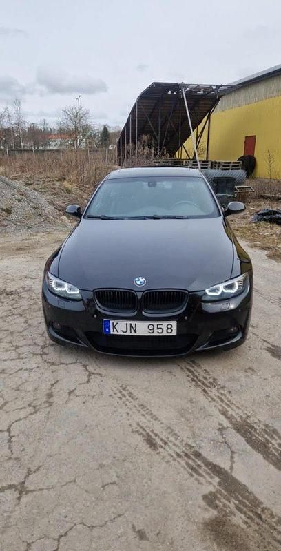 Svart Begagnad 2007 BMW 335 Comfort Edition Sportkupé | 165 000 kr (Marknadspris) - Bild 1/4