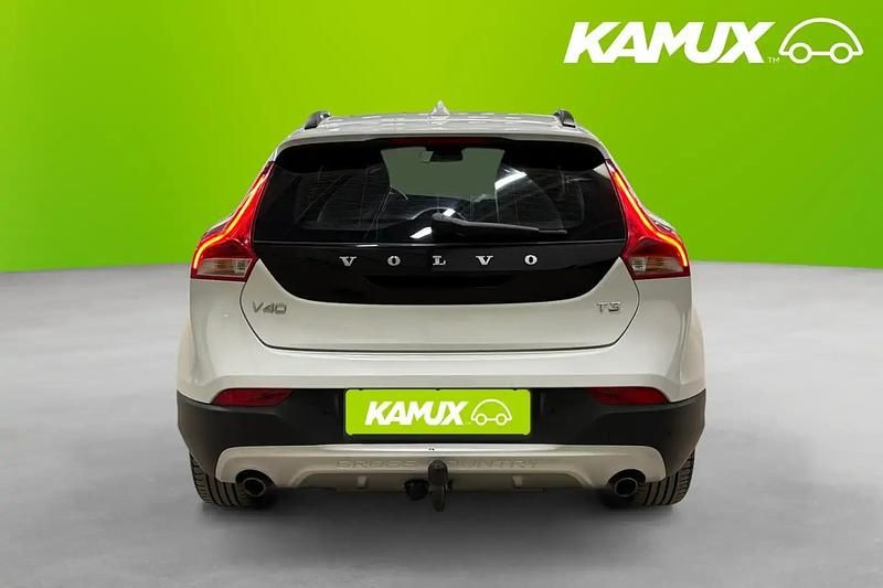 Begagnad Volvo V40 152 HK (111 kW) 2019 Vit Halvkombi