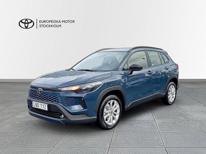 Silver Ny 2025 Toyota Corolla Cross Active SUV | 399 900 kr (Dyr) - Bild 1/4