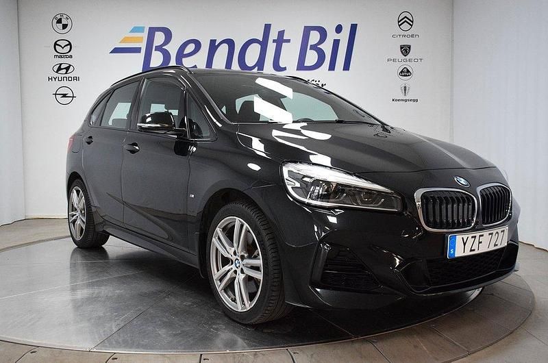 Safirsvart metallic Begagnad 2018 BMW 225 Active Tourer M Sport Minibuss | 209 500 kr (Marknadspris) - Bild 1/3